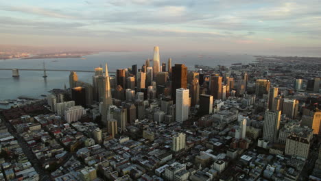 Establishing-drone-shot-toward-the-downtown-of-San-Francisco,-sunset-in-CA,-USA