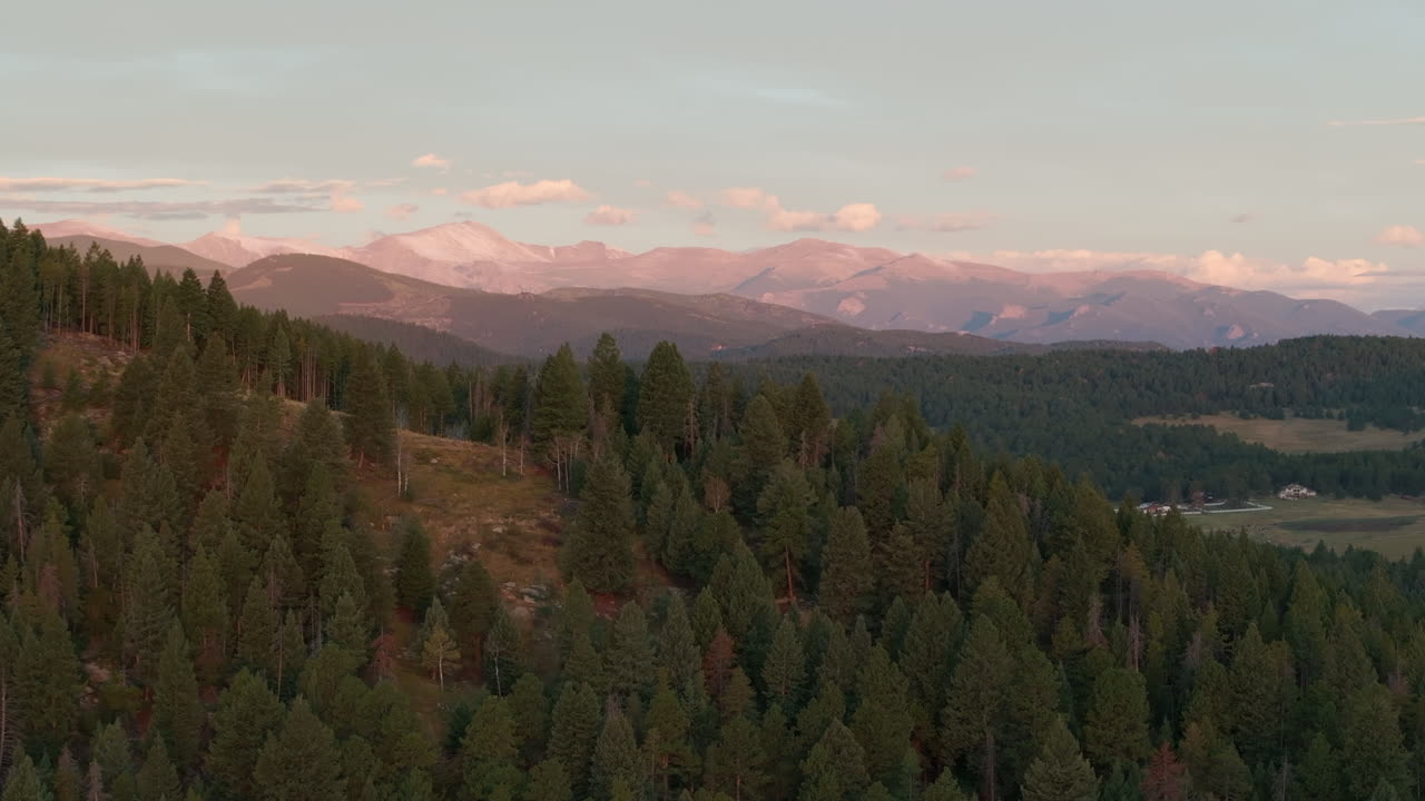 primera nieve en los picos de las montañas monte cielo azul evans drone aéreo cinematográfico revelar disparado desde siempre verde colorado idaho manantiales morrison denver amanecer primera luz impresionante medio dramático círculo a la derecha