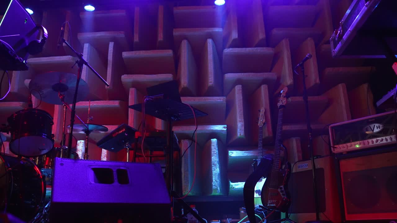 zoom en un sistema de música profesional y luces detrás en un escenario vacío