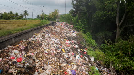 Montón-De-Basura-Humana-Humeante-Junto-A-Una-Carretera-Rural-En-Bali,-Indonesia