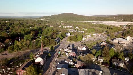 el centro de fishkill y las montañas de hudson highlands en el valle de hudson de nueva york se muestran en este video aéreo de 1080