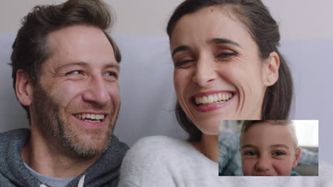 Pareja-Feliz-Chateando-Por-Video-Con-La-Familia-En-Casa-Usando-Una-Cámara-Web,-Los-Padres-Conversan-Con-El-Niño-Que-Se-Queda-Con-Los-Abuelos,-Comunicación-A-Larga-Distancia