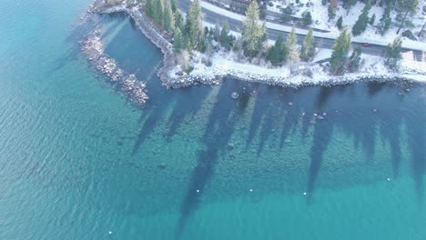 Lake-Tahoe-Lakeside-Immobilien-Und-Docks-über-Dem-Wunderschönen-Kristallklaren-Blauen-See-An-Einem-Sonnigen-Wintertag