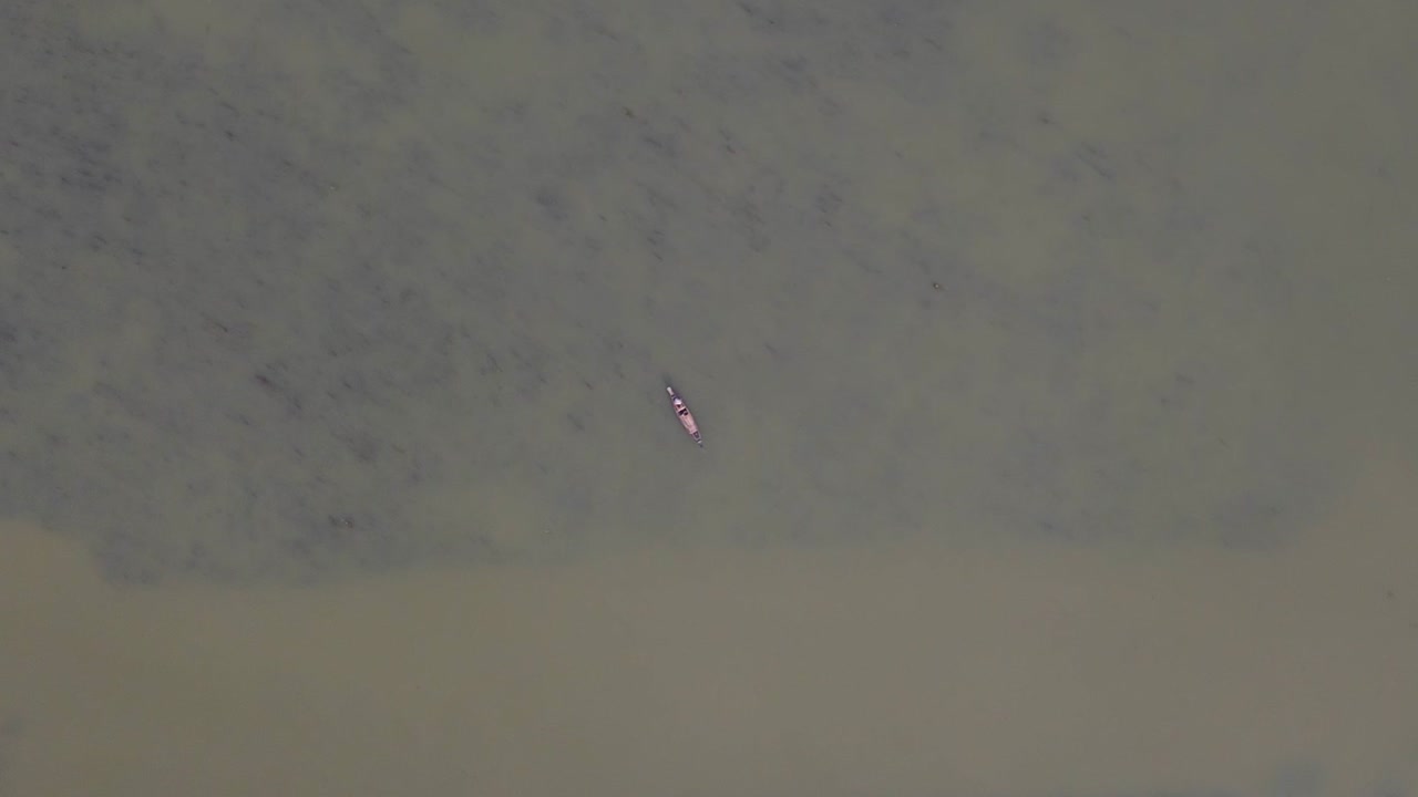 큰 갈색 강, 방글라데시, 오버 헤드 공중 중간에 아시아 어선