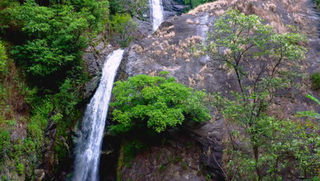 el ambiente de la naturaleza prístina de la cascada de mae pan en tailandia