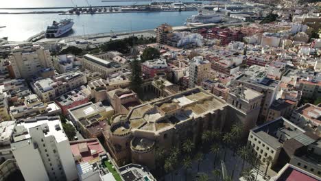 Vista-De-Arriba-Hacia-Abajo-De-La-Catedral-De-La-Encarnación-De-Almería-Que-Revela-El-Paseo-Marítimo-Del-Centro,-España