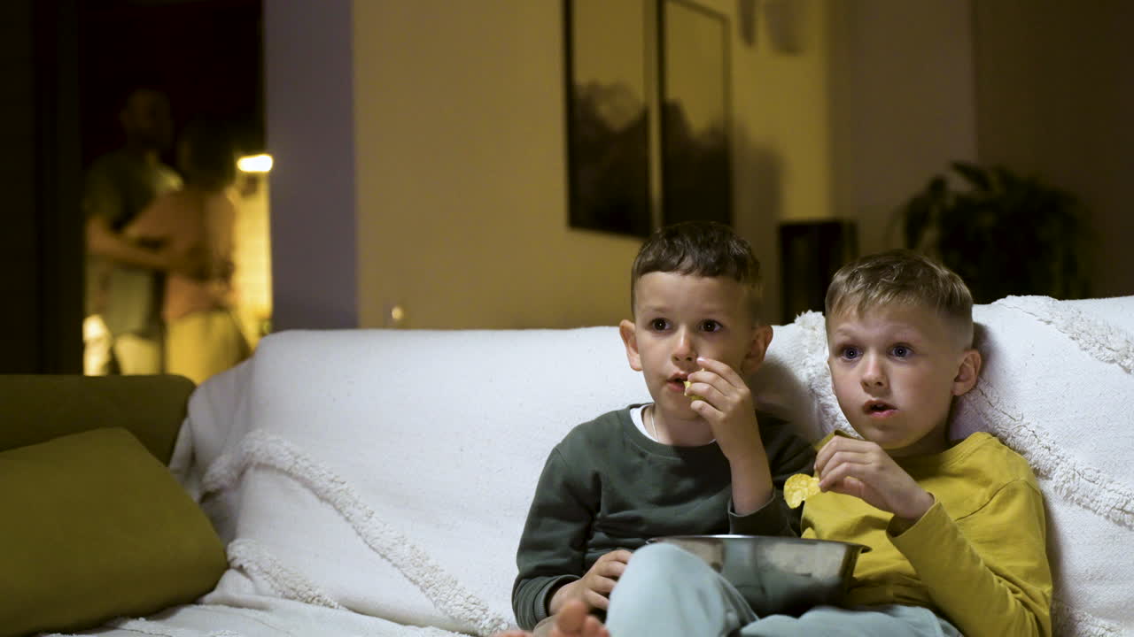 дети наслаждаются фильмом.