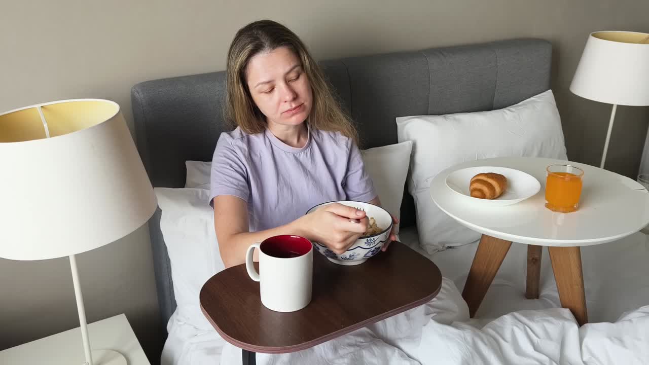 침대에서 아침 식사를 하는 여자
