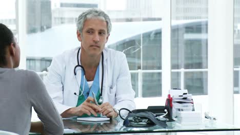 médico hablando con su paciente después de un examen