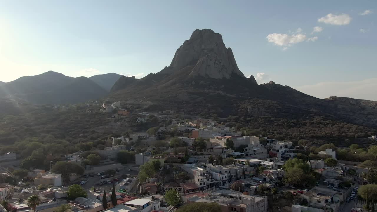 vista aérea del monolito pena de bernal en el pueblo colonial de bernal, querétaro, méxico - retirada de drones
