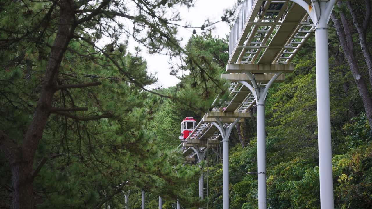 la cápsula del cielo de haeundae en la vía monorraíl a través del bosque en busan, corea del sur