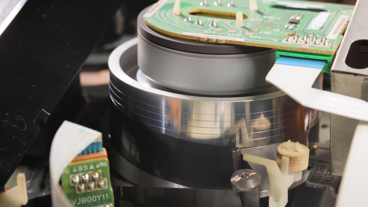 Meccanismo di lettura VHS a testina elicoidale video che legge una videocassetta VHS