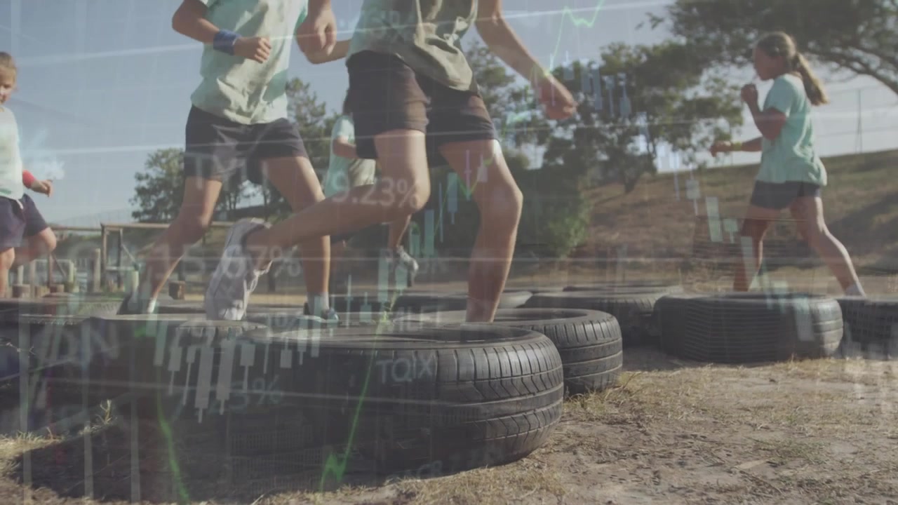 Animación de procesamiento de datos financieros sobre niños diversos haciendo ejercicio