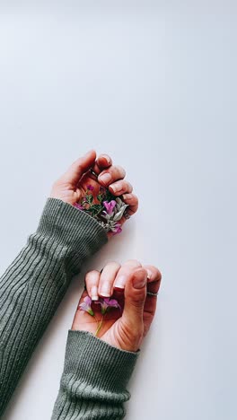 manos con flores