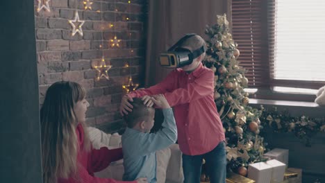 Un-Niño-Con-Gafas-De-Realidad-Virtual-Toca-La-Cabeza-De-Su-Hermano