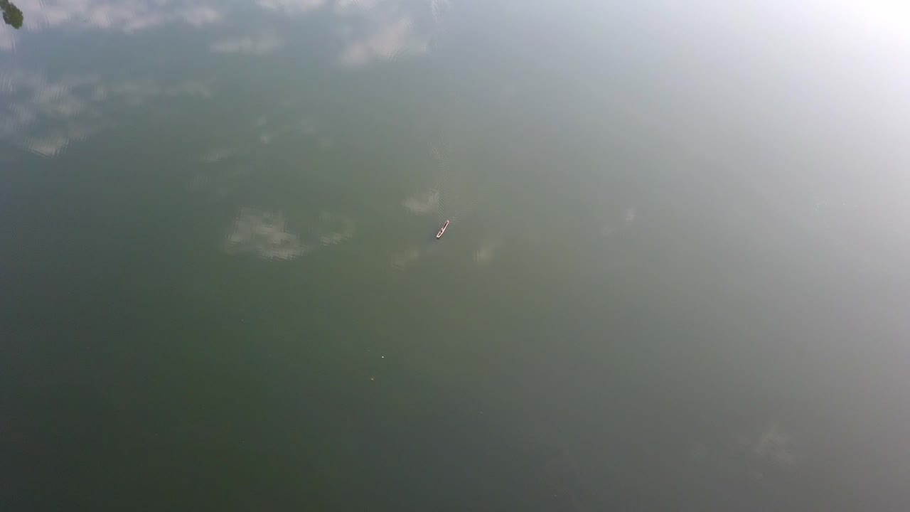 아프리카 우간다 의 부니요니 호수 에 있는 전통적 인 카누 의 멀리 보기