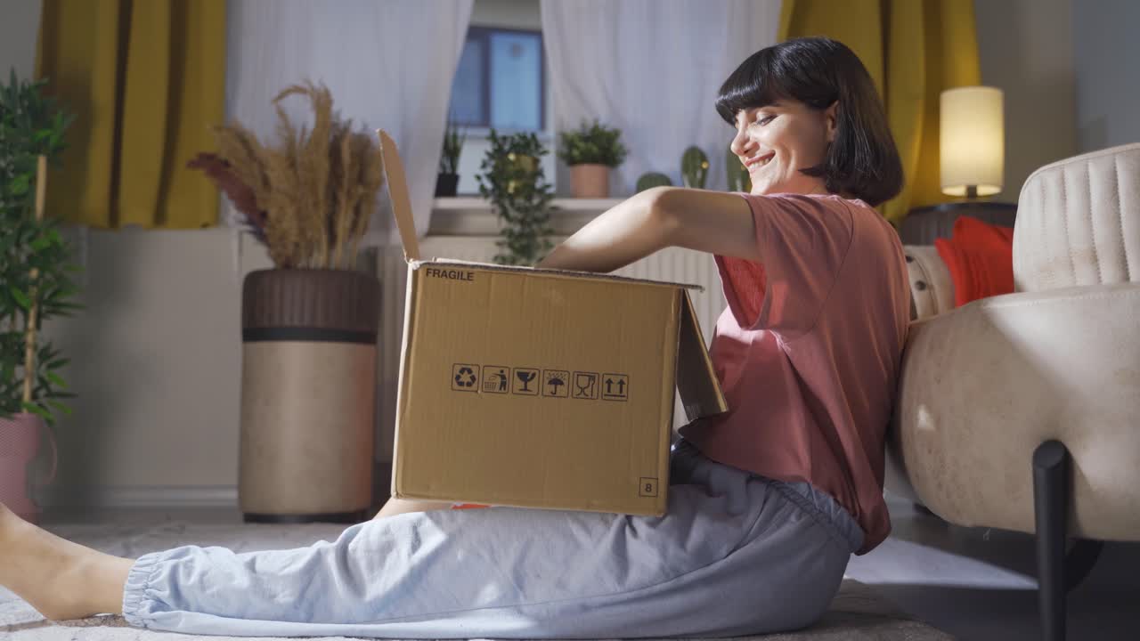 la mujer que abrió el paquete de carga.