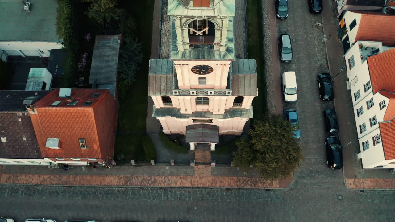 잠금 및 통금 시간 동안 빈 거리 모퉁이에 있는 작은 교회, 크레인 샷