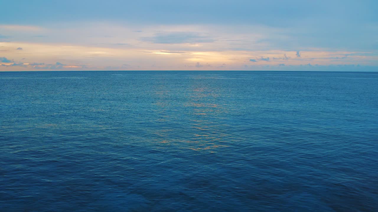 배경에는 다채로운 하늘이 있는 큐라소의 잔잔한 푸른 바다의 멋진 풍경 - 와이드 샷