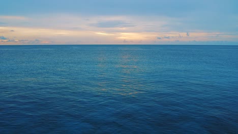 El-Impresionante-Paisaje-Del-Mar-Azul-En-Calma-En-Curacao-Con-Cielos-Coloridos-En-El-Fondo---Plano-General