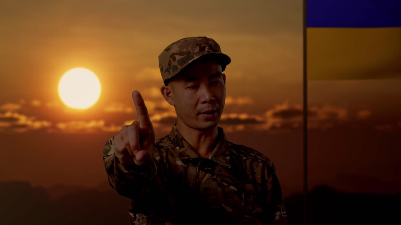 우크라이나 국기 배경으로 해가 지는 군인 점