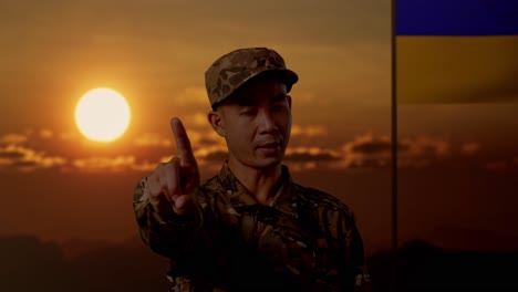 soldado apunta al atardecer con bandera ucraniana en el fondo