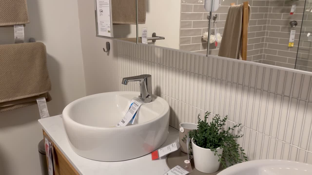 싱크대와 샤워실이 있는 세련된 욕실