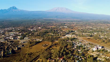 amanecer paisaje de kenya con una aldea, kilimanjaro y parque nacional de amboseli - seguimiento, vista aérea de avión no tripulado