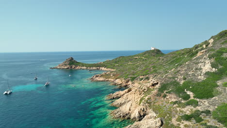 Yachten-Vor-Anker-Auf-Korsika-Mit-Blick-Auf-Die-Ile-De-Mezzu-Mare