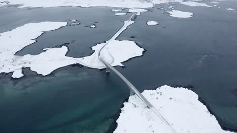 Drohnenaufnahmen-Eines-Autos,-Das-Eine-Brücke-Auf-Den-Lofoten,-Norwegen,-überquert