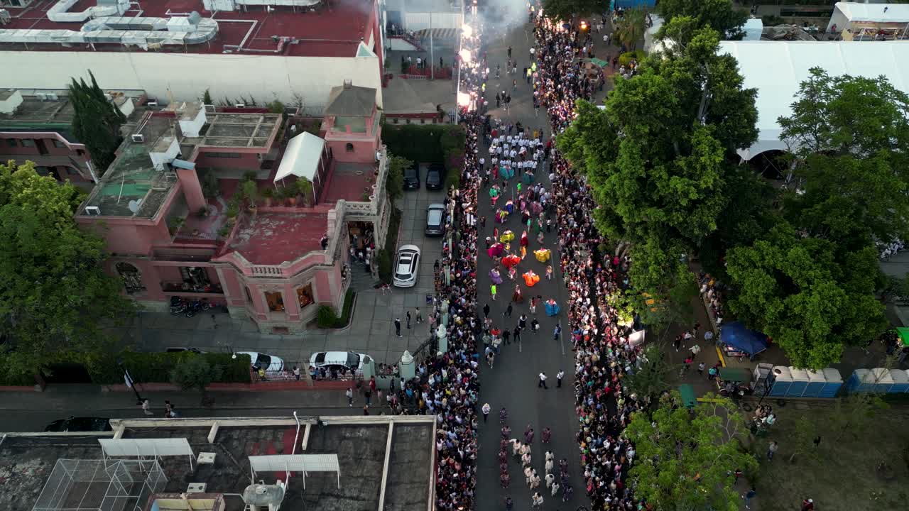 멕시코 오아카사시티에서 열리는 라구에츠아 퍼레이드 (guelaguetza parade)