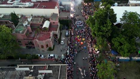 Delegaciones-Del-Desfile-De-La-Guelaguetza-Desde-Arriba-En-La-Ciudad-De-Oaxaca,-México