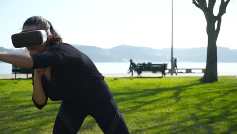 Junge-Frau-Beim-VR-Headset-Training-Im-Park