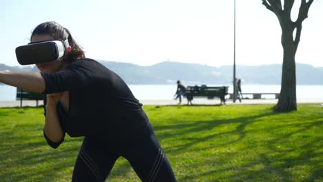 mujer joven con auriculares vr entrenando en el parque