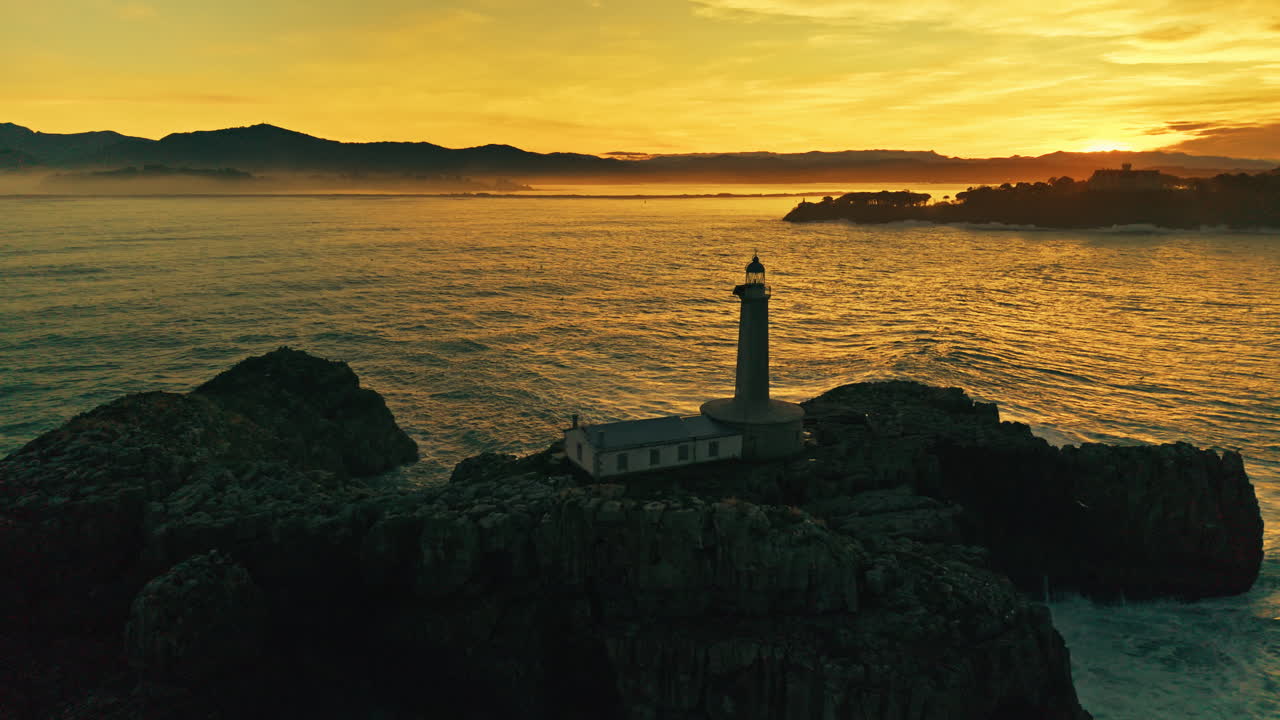 Vista Aerea di Faro su Costa Rocciosa al Tramonto Dorato