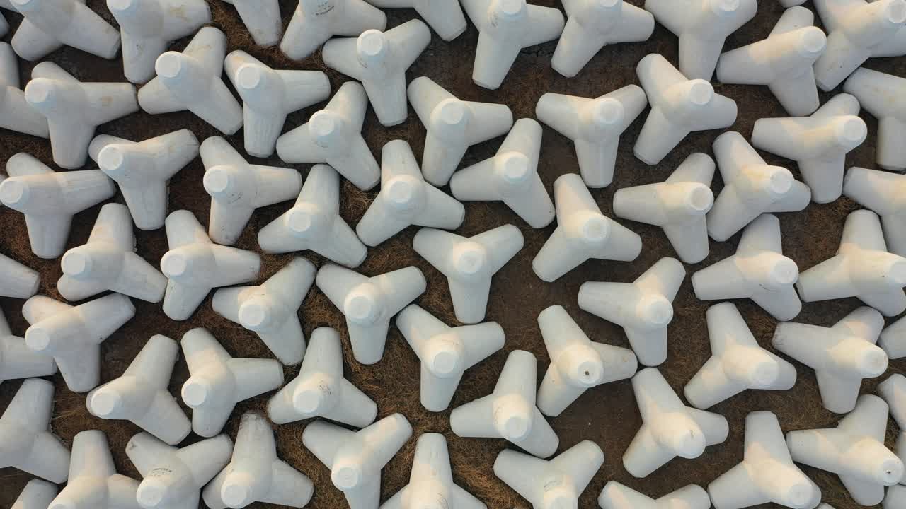 삼각형 콘크리트 방파제 의 공중 사진