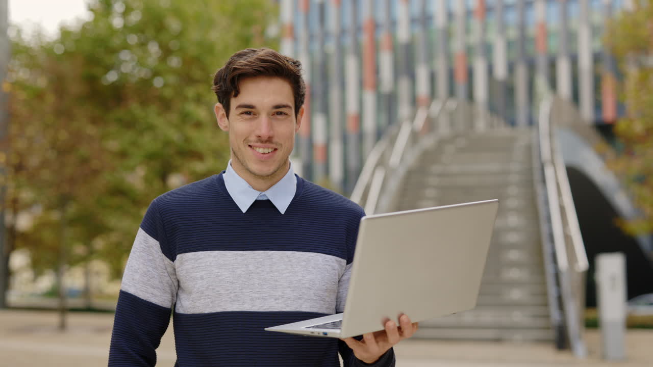 Homem profissional usando um laptop ao ar livre