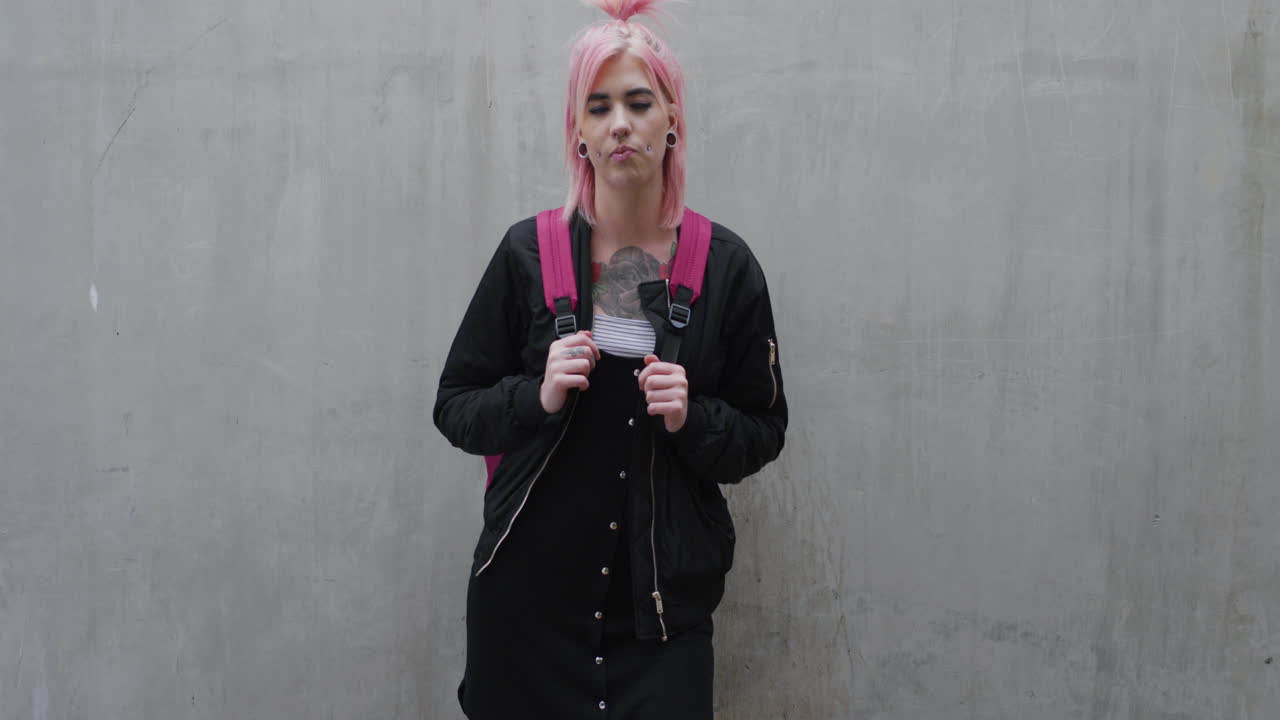 초상화 젊은  ⁇ 크 소녀 학생 분홍색 머리카락 자신감있는 독립적인 백인 여성 콘크리트 벽 배경에 대안 패션 스타일