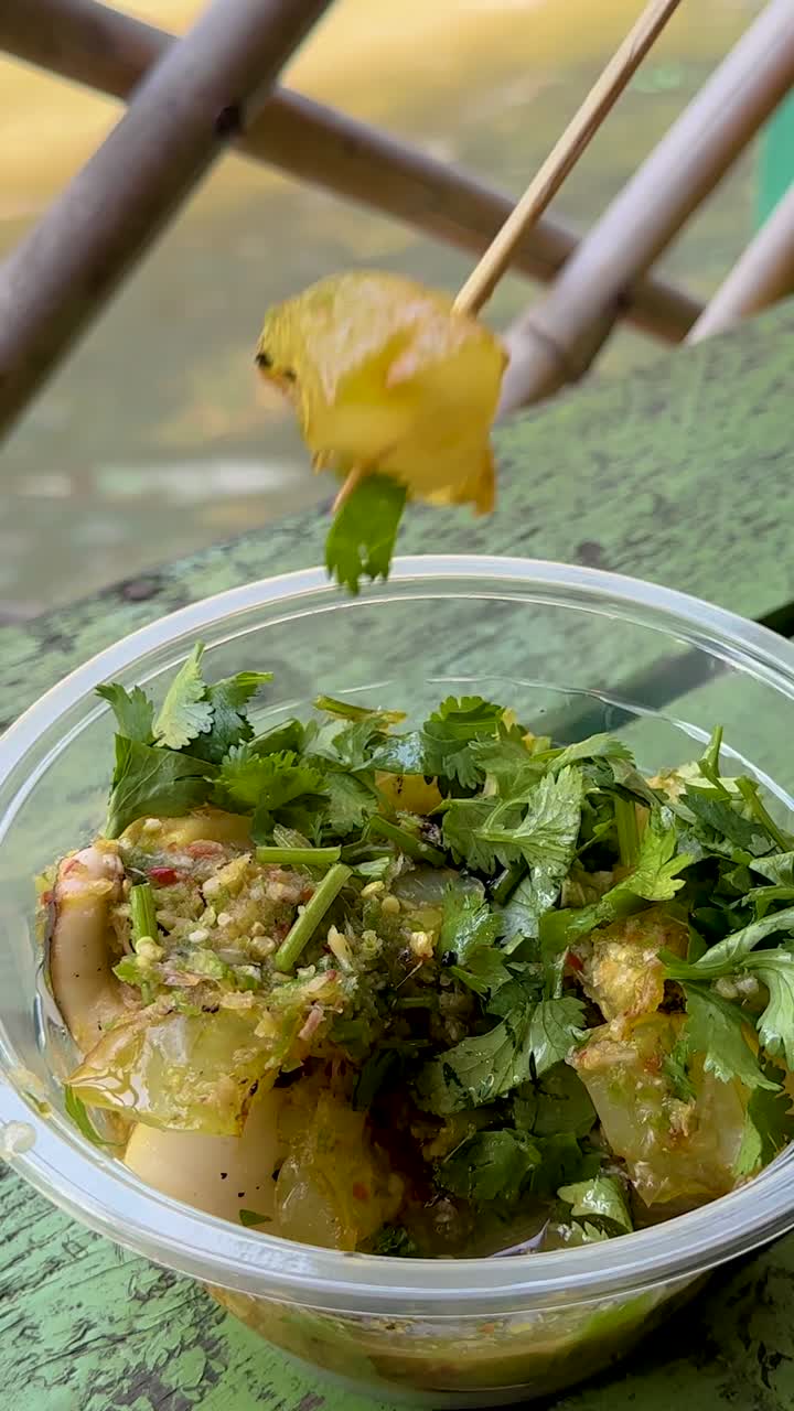 방 시장 에서 매운 오징어 요리 플링