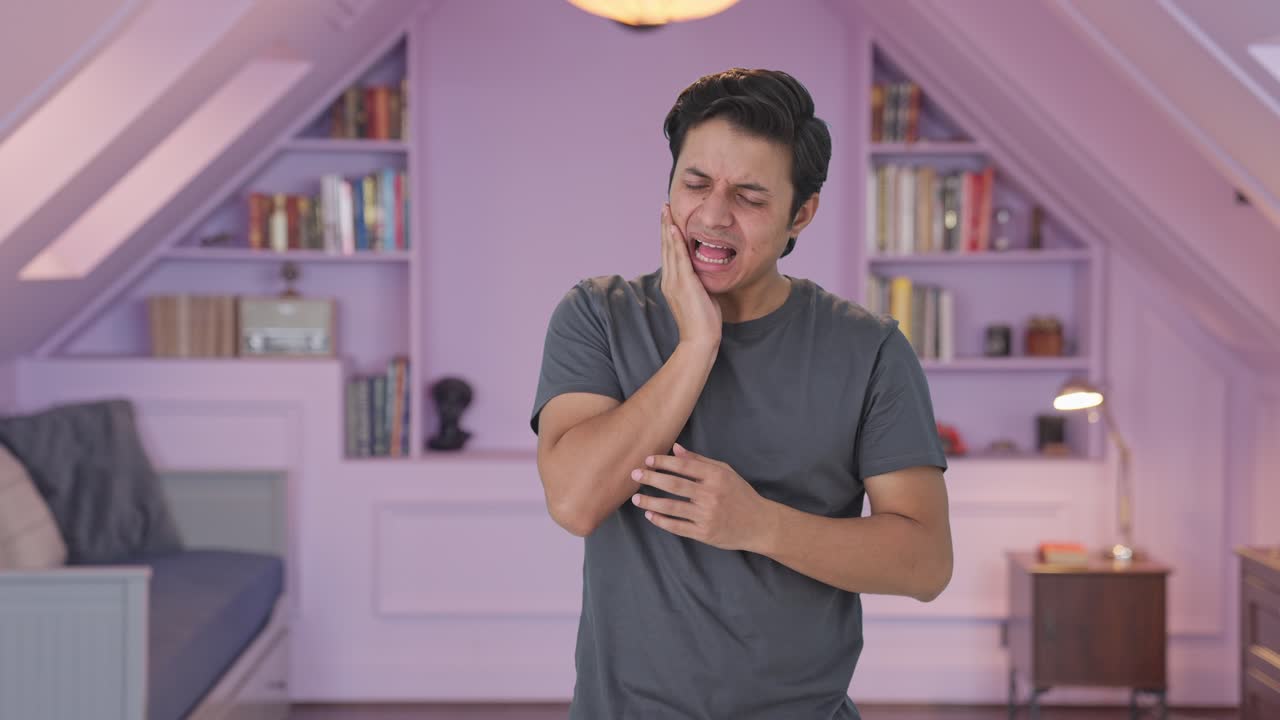 hombre indio que sufre de dolor de dientes