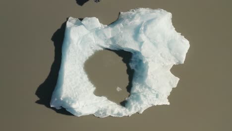 imágenes de drones volando sobre un iceberg en el parque estatal kachemak bay de alaska