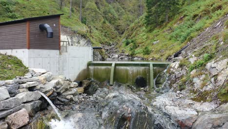 挪威瓦克斯達爾的馬爾卡尼小水力發電廠 - 靠近小水源水<unk>,並靠近水面飛過它