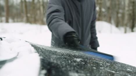 Nahaufnahme-Eines-Nicht-Erkennbaren-Mannes,-Der-Sein-Auto-An-Einem-Wintertag-Mit-Einer-Bürste-Vom-Schnee-Reinigt-1