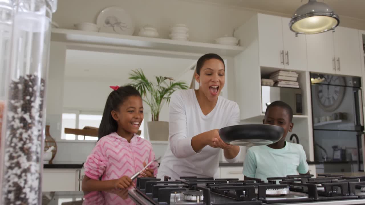 Famiglia che si gode il tempo libero a casa