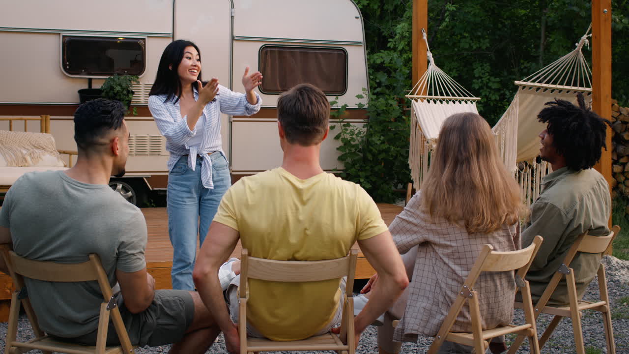grupo de amigos disfrutando de una reunión al aire libre