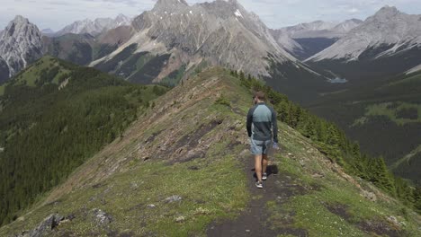 Caminante-Caminando-Sobre-Ridge-Pan-A-Road-Rockies-Kananaskis-Alberta-Canada