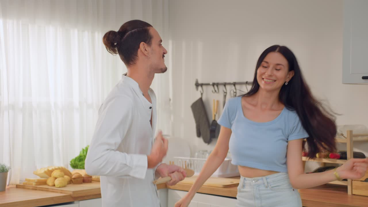 행복 한 커플 이 부 ⁇  에서 춤 을 추고 있다