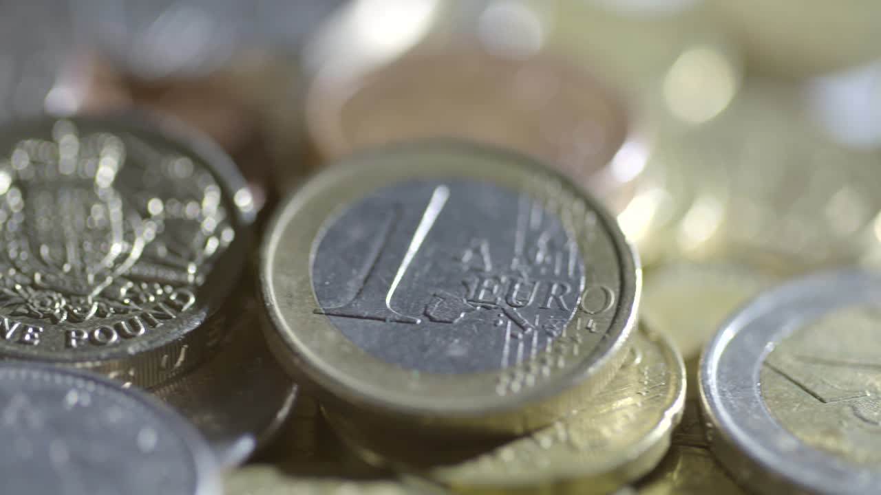 seguimiento a través de euros y libras duramente iluminados