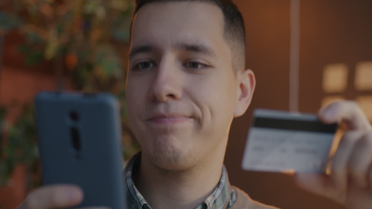 hombre usando teléfono inteligente y tarjeta de crédito para el pago en línea
