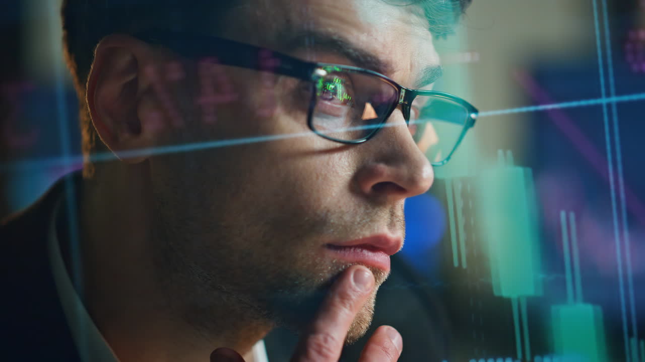 el comerciante financiero comprueba los datos en números holográficos de primer plano. analista ocupado pensativo